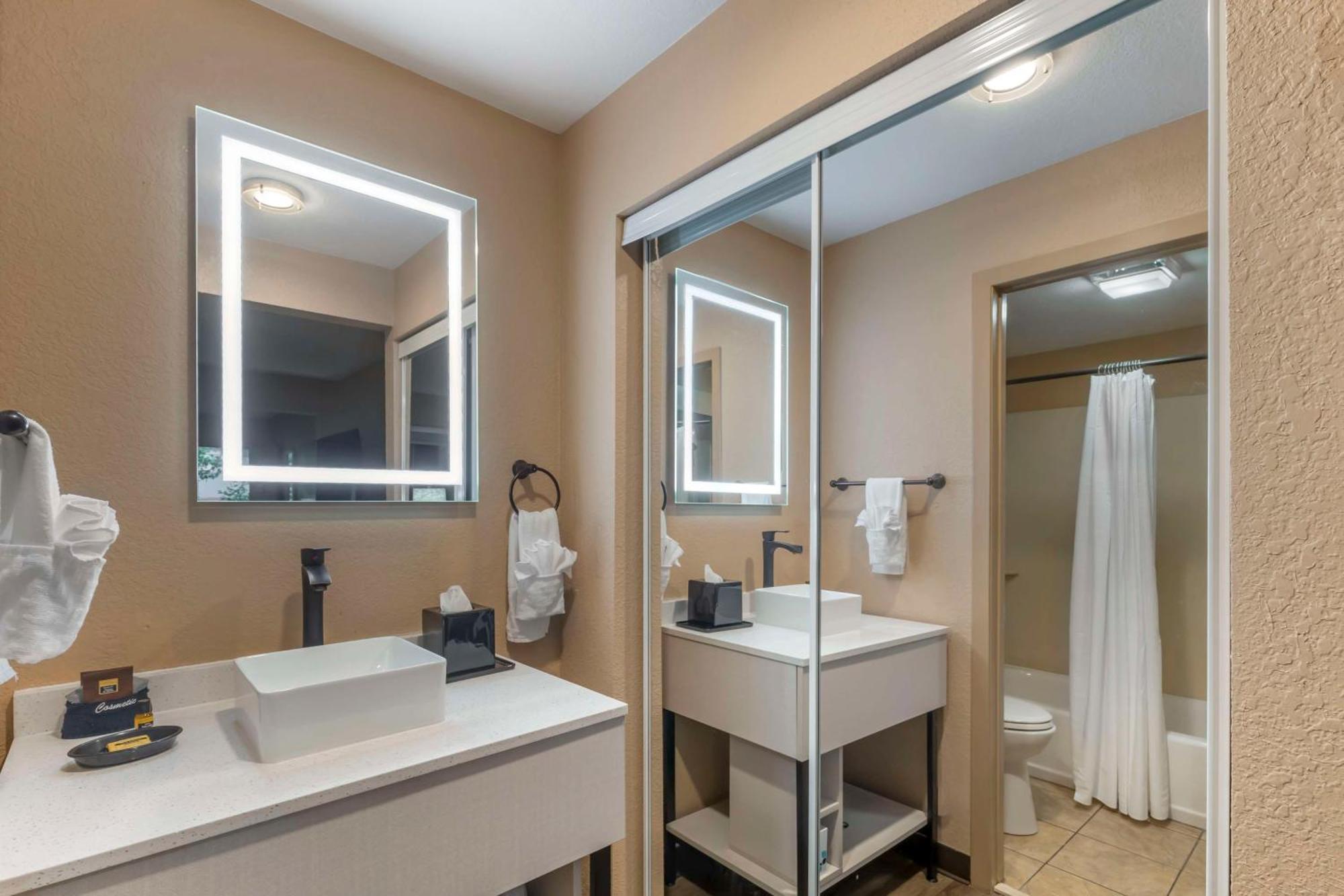 בראנסון Best Western Plus Landing View Inn & Suites מראה חיצוני תמונה