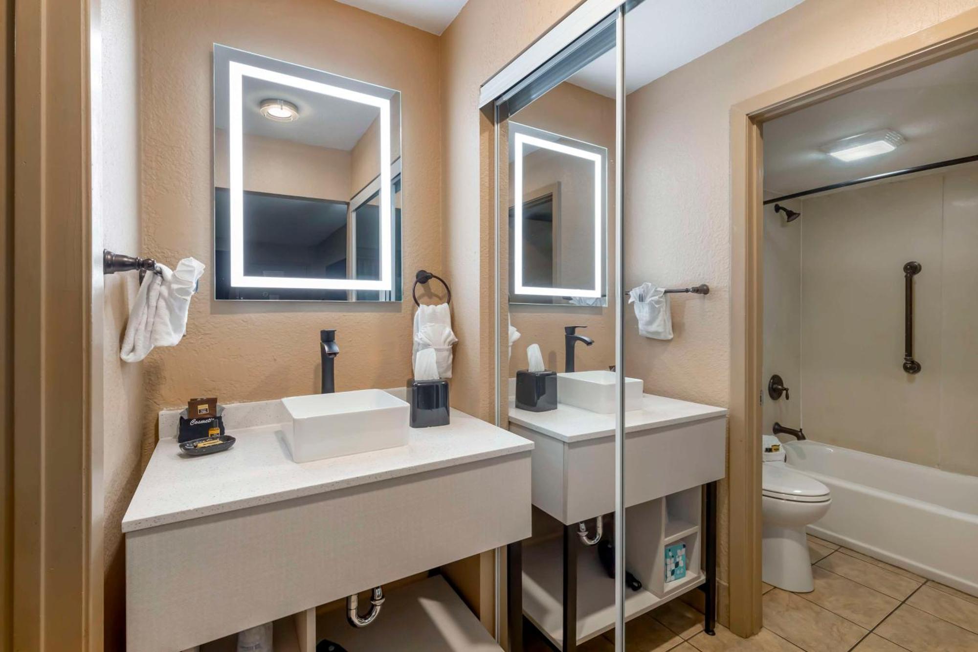 בראנסון Best Western Plus Landing View Inn & Suites מראה חיצוני תמונה