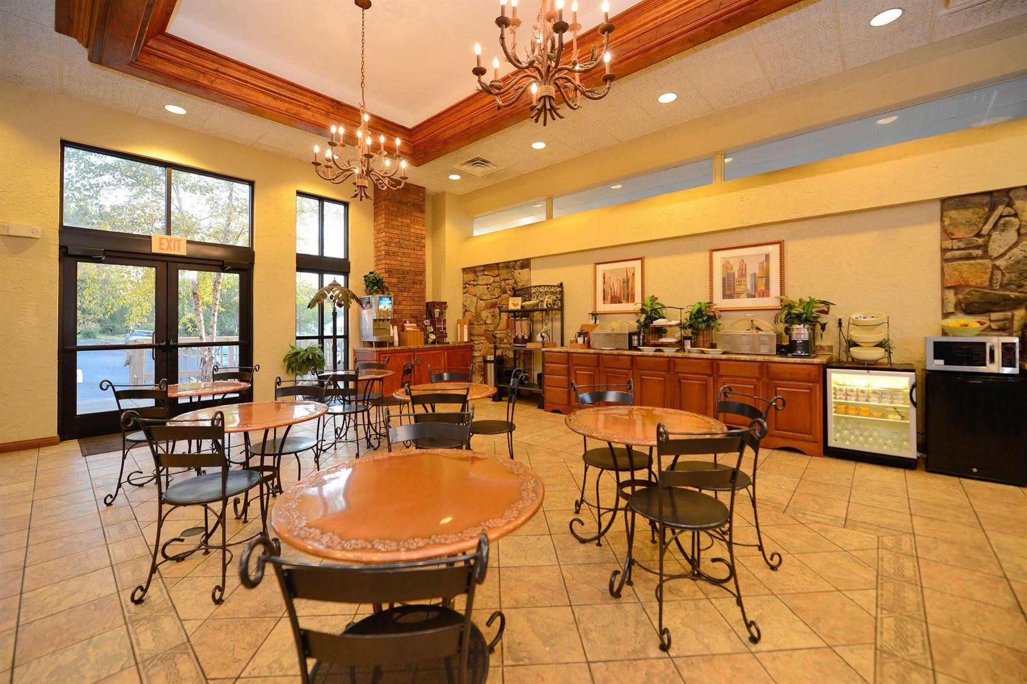בראנסון Best Western Plus Landing View Inn & Suites מראה חיצוני תמונה